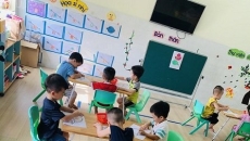 HOẠT ĐỘNG TẠO HÌNH: TÔ MÀU CÁI MŨ HOẠT ĐỘNG TẠO HÌNH: TÔ MÀU CÁI MŨ
